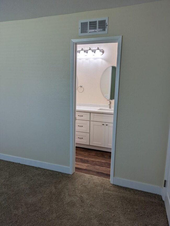 Building Photo - Upgraded 2 Story 2 Bed/1.5 Bath Condo