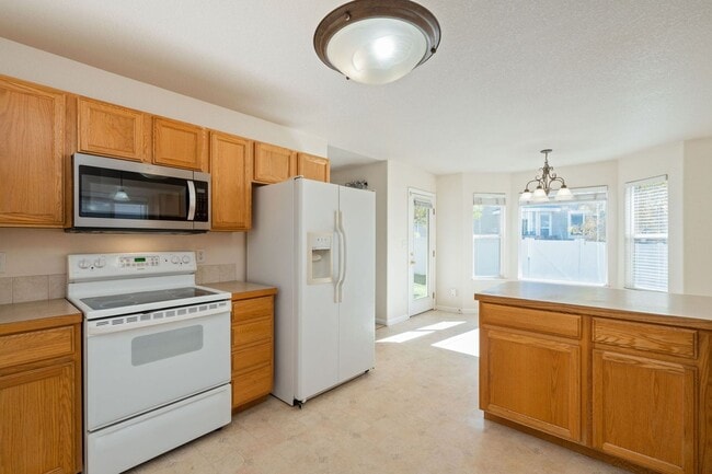 Building Photo - 3 Bedroom, 2 Bath Patio Home Now Available!