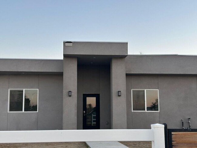 Building Photo - Stunning 3 Bedroom 2 Bathroom House for Re...