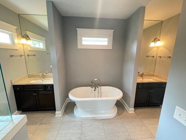 Building Photo - Green Hills/Lipscomb area home built in 20...