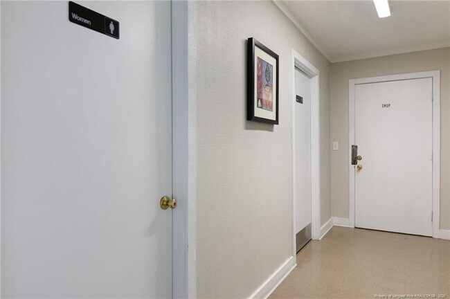 Building Photo - 5853 Century Oaks Dr