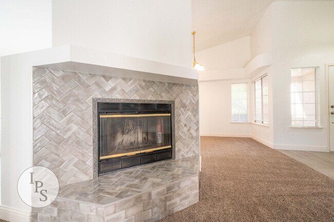 Building Photo - North Fresno Home in CUSD, 3BR/2BA, Beautiful Updates - Lots of Amenities!