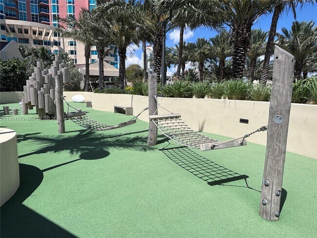 Building Photo - 400 South Pointe Dr