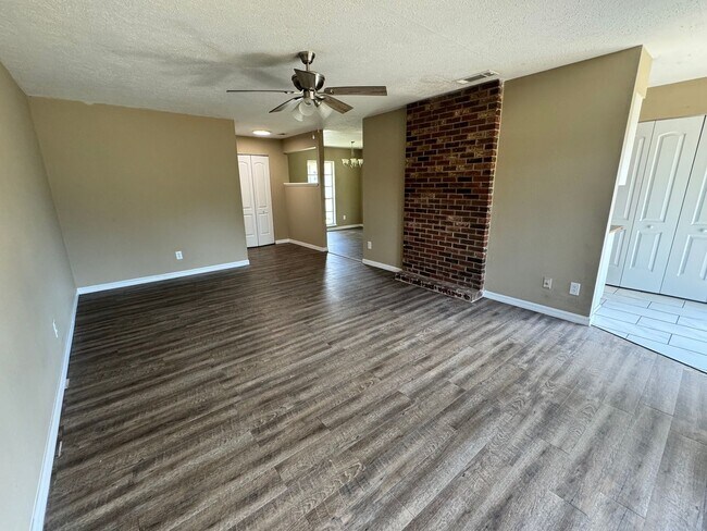 Building Photo - FOR RENT – 2 Bed / 1 Bath Triplex in Citrus Park, Ocala, FL – Available Now!