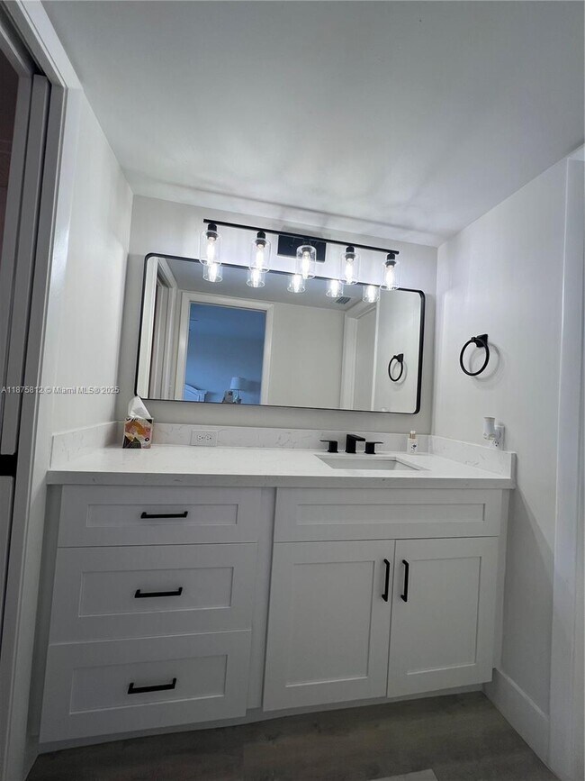 Building Photo - 4950 E Sabal Palm Blvd