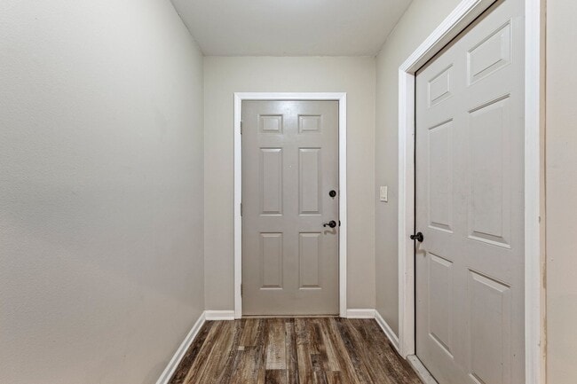 Building Photo - Updated home in convenient location!!