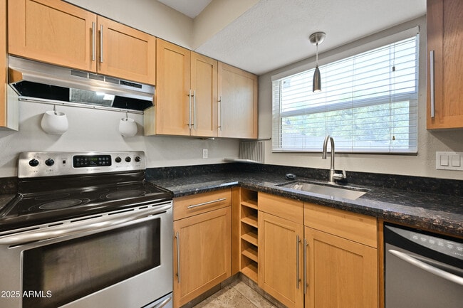 Building Photo - 1022 W Estrella Dr