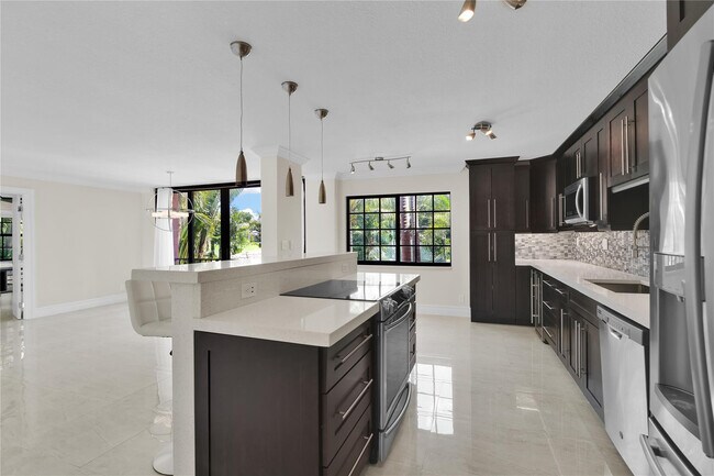 Building Photo - 250 E Royal Palm Rd