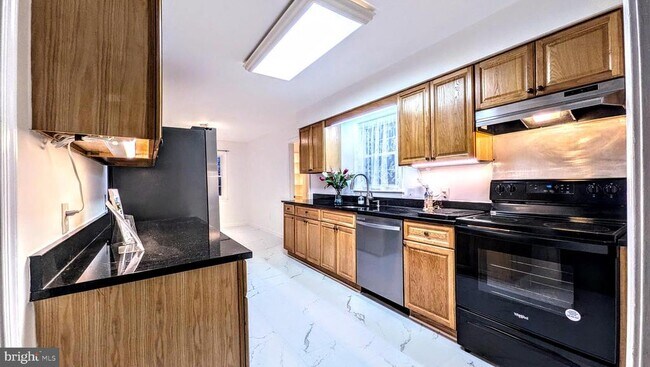 Building Photo - 8835 Tuckerman Ln