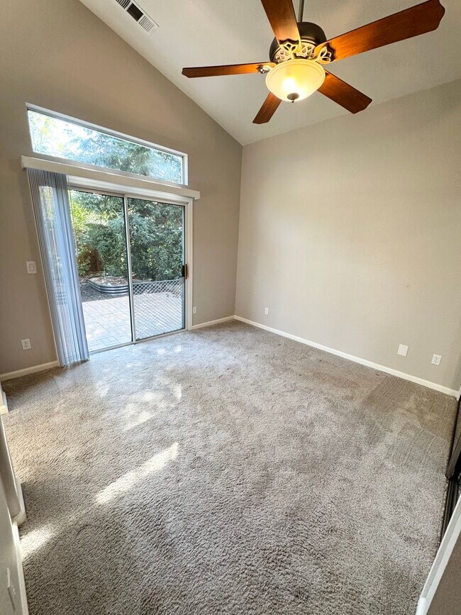 Building Photo - Move-In Ready 3-Bed, 2-Bath Home in Roseville! SEE VIDEO