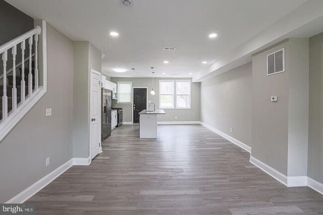 Building Photo - 4 Bedroom Beautiful Home