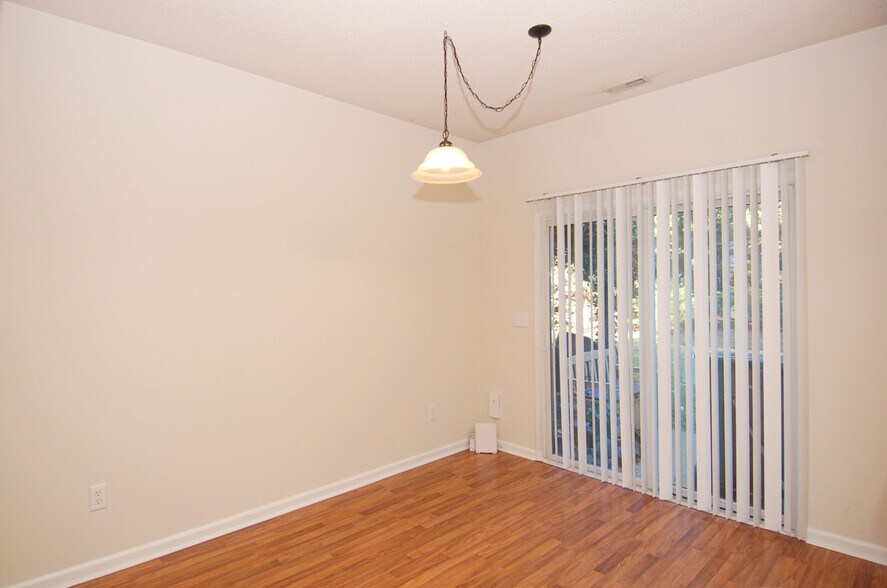 Building Photo - 221 Orchard Park Dr