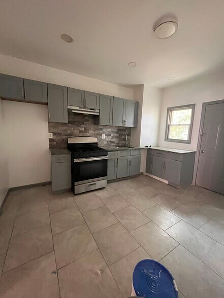 Primary Photo - 133 Mallory Ave