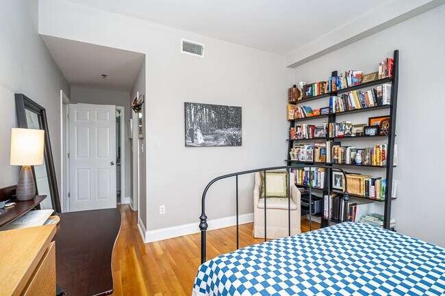 Building Photo - 233 Monroe St