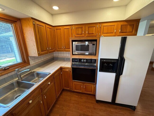 Building Photo - 460 SE Conifer Pl