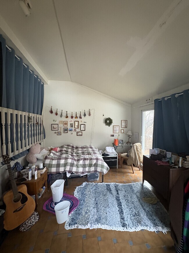 Building Photo - 525 E Pleasant St