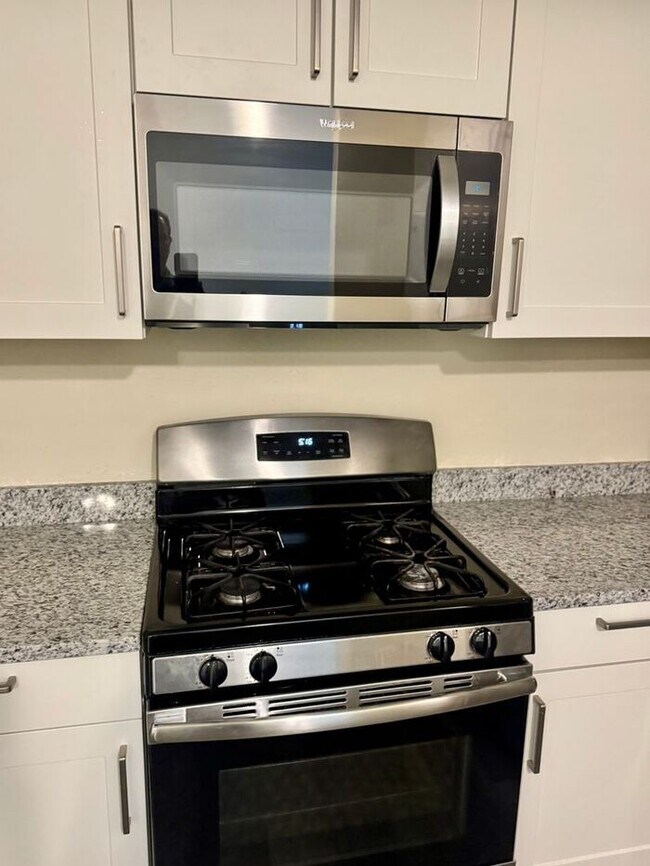 Building Photo - 3 Bedroom 2 Bath Winter Garden Townhome with Remodeled Kitchen and a Fenced Backyard!