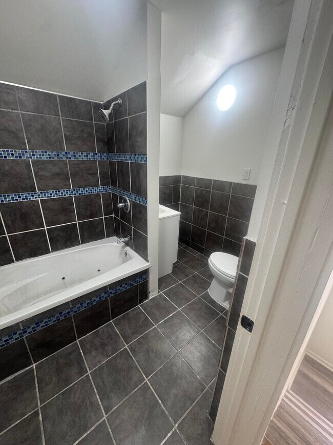 Building Photo - 16515 Log Cabin St