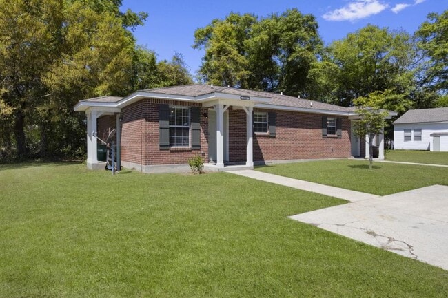 Primary Photo - 233 Palmetto Ln