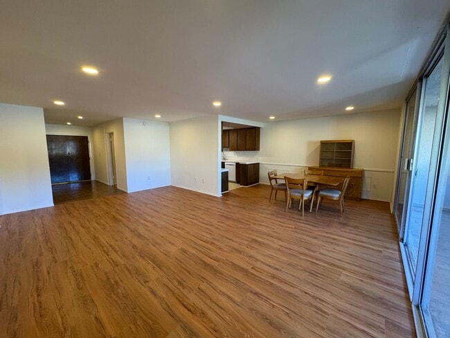 Building Photo - Large 2 bed 2 bath