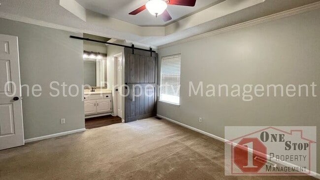 Building Photo - Stunning 3 Bedroom 2.5 Bathroom in Raymore!