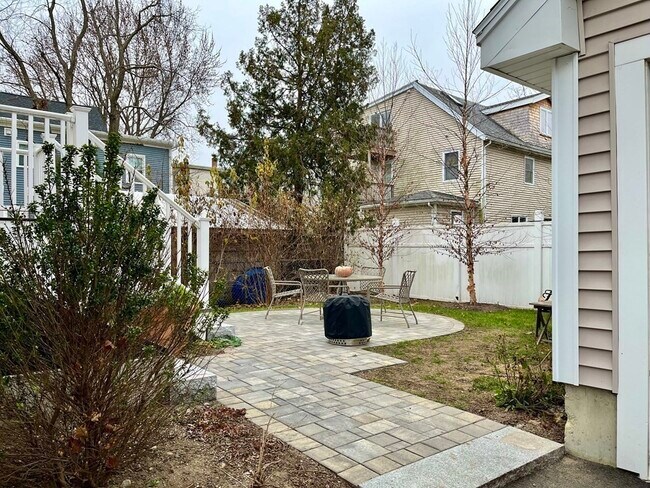 Building Photo - 9 Sherman St