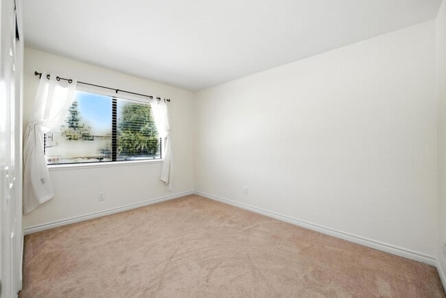 Building Photo - 28763 Conejo View Dr