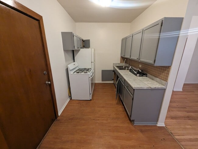 Building Photo - Updated Very Large 2 BR In Uptown