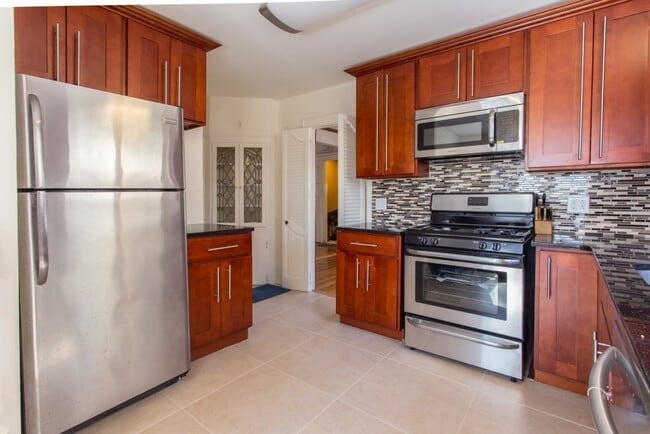 Building Photo - 186-18-118 Cambridge Rd