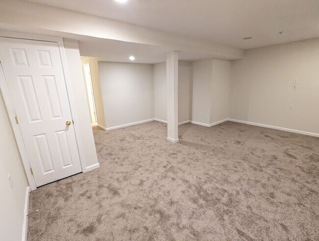 Building Photo - Well maintained townhouse in Robin Meadows Community with updated features available mid January!