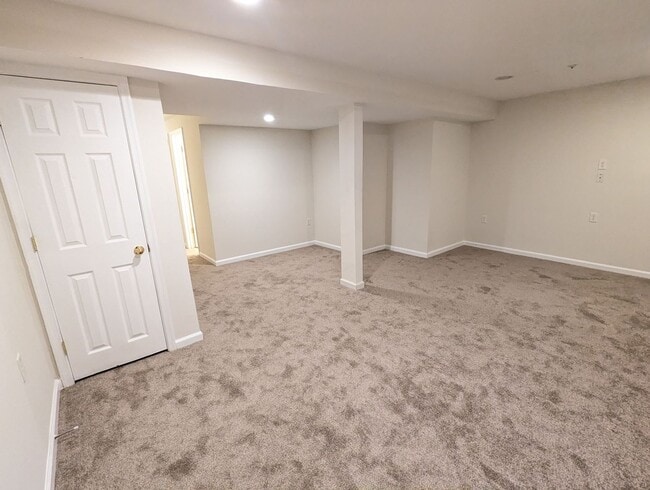 Building Photo - Well maintained townhouse in Robin Meadows Community with updated features available now!