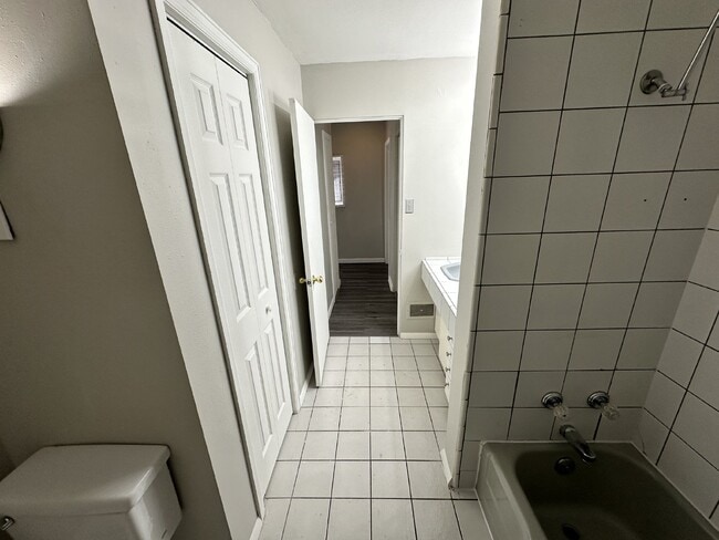 Building Photo - AVAILABLE JULY! Student Housing near DU Campus!