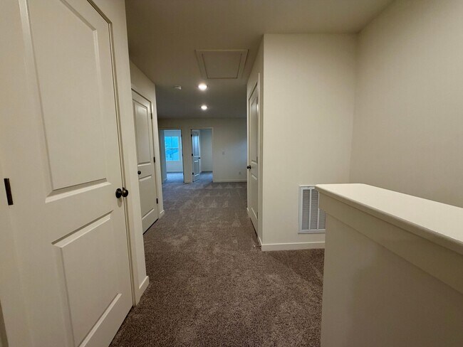 Building Photo - 844 Pine Cone Ln
