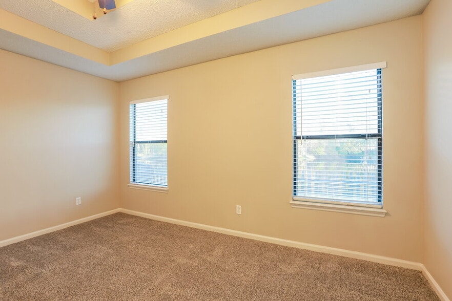 Building Photo - 1729 Glen Laurel Dr