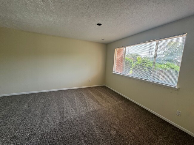 Building Photo - 2BR/2.5BA condo in Champion Court near Cen...