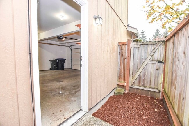 Building Photo - 2-story home on private cul-de-sac!