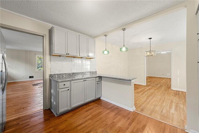 Building Photo - 552 Duke Dr