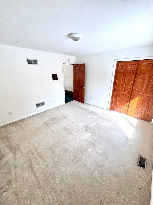 Building Photo - GRAND FIVE BEDROOM HOME