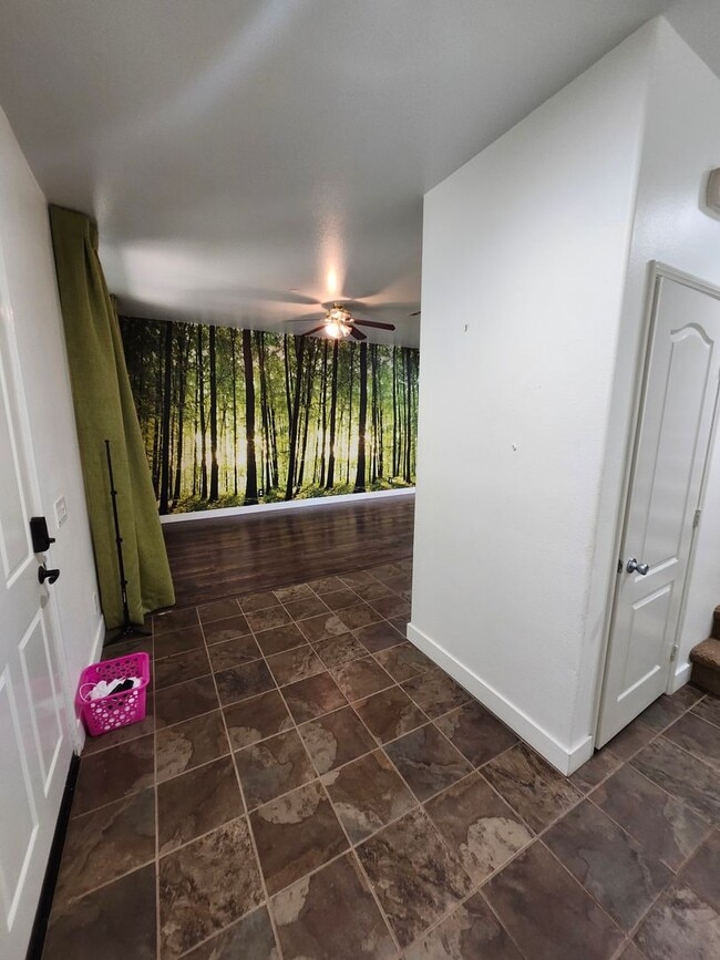 Building Photo - Beautiful two-story townhouse in Fontana G...