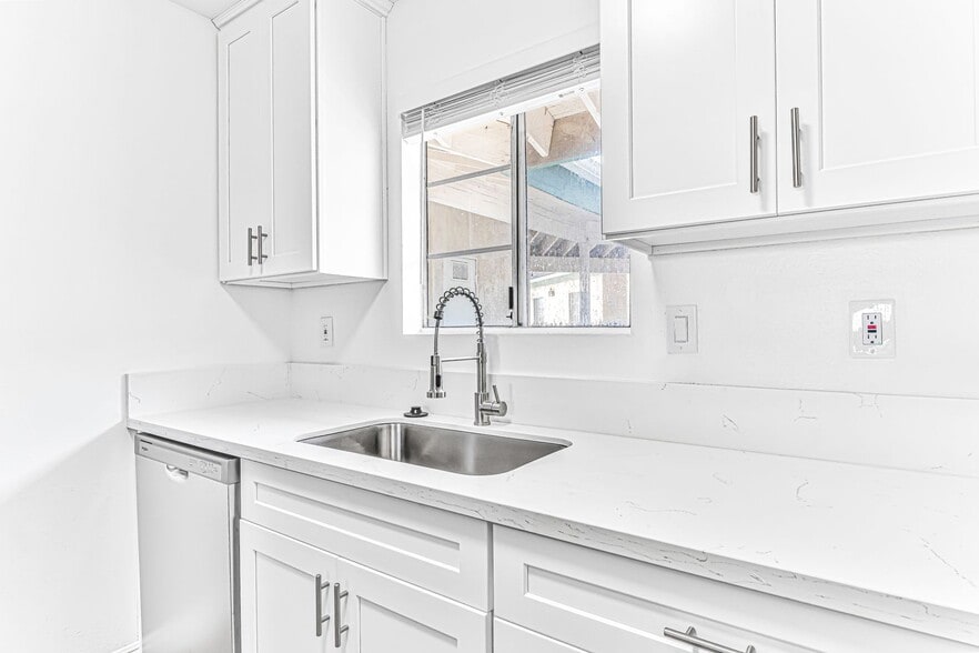 Building Photo - 1070 Loma Ave