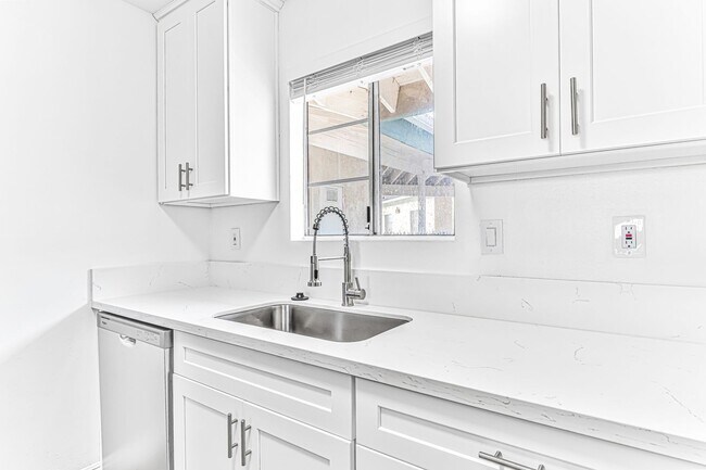 Interior Photo - 1070 Loma Ave