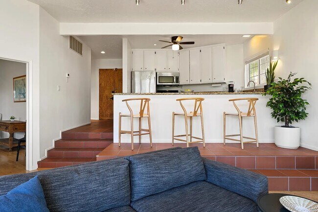 Building Photo - 7038 Pacific View Dr