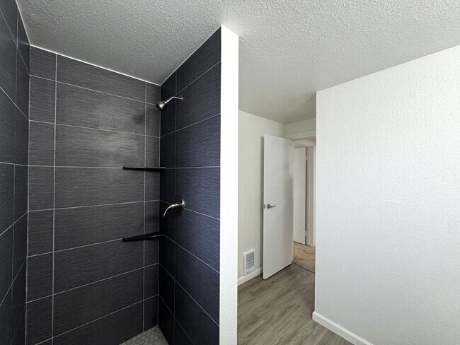 Building Photo - HUGE Three Bedroom with SPECIAL OFFER!!!