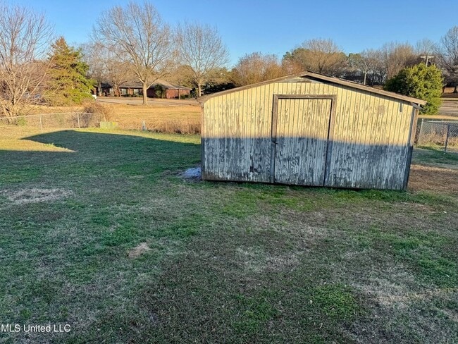 Building Photo - 6050 Somerset Dr