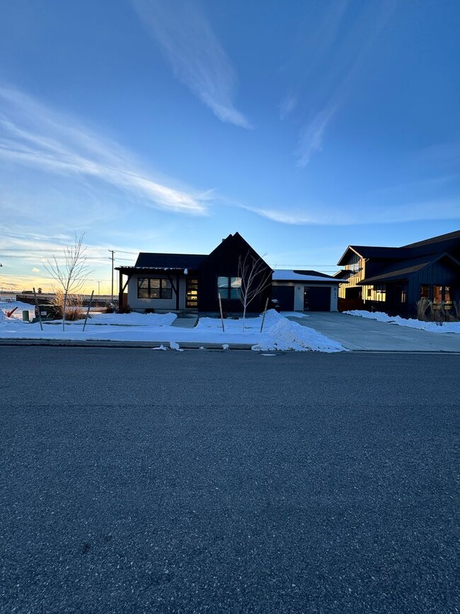 Building Photo - Stunning Flanders Mill Home