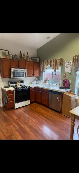 Building Photo - 9100 Loganberry Dr