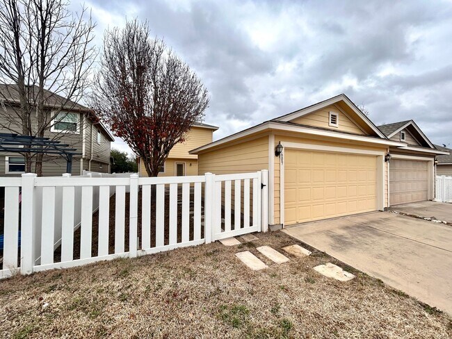 Building Photo - Move-In Ready 3/BR 2.5/BA Home with Spacious Layout & Modern Finishes