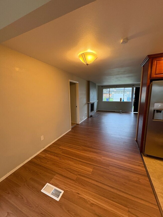 Building Photo - 4 Bedroom 1.5 Bathroom House In Bellevue Lake Hills