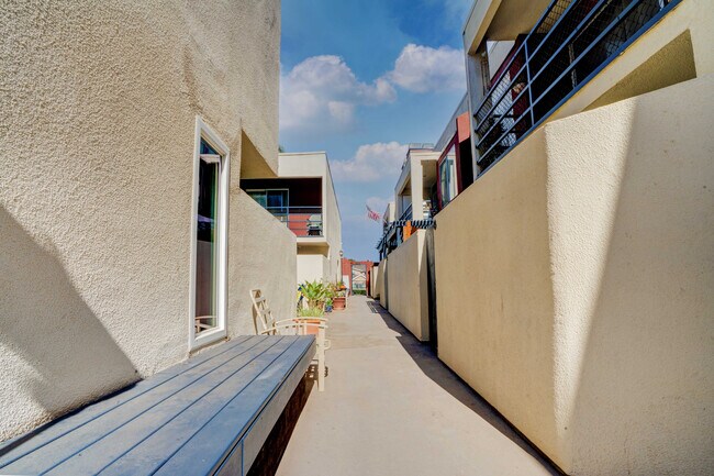 Building Photo - 832 13th St