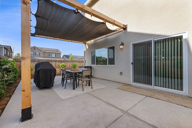 Building Photo - Clovis Eastside Home, 4BR/3.5BA, Built 201...
